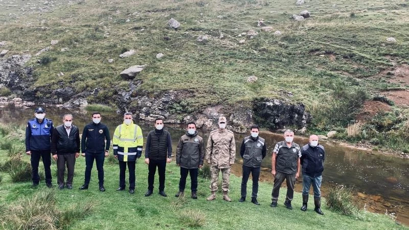 50 bin kırmızı benekli alabalık yavrusu derelere bırakıldı
