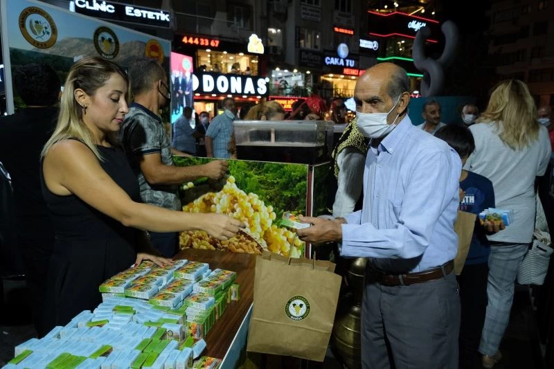 Ticaret Borsası’ndan Manisalılara üzüm ve şıra ikramı
