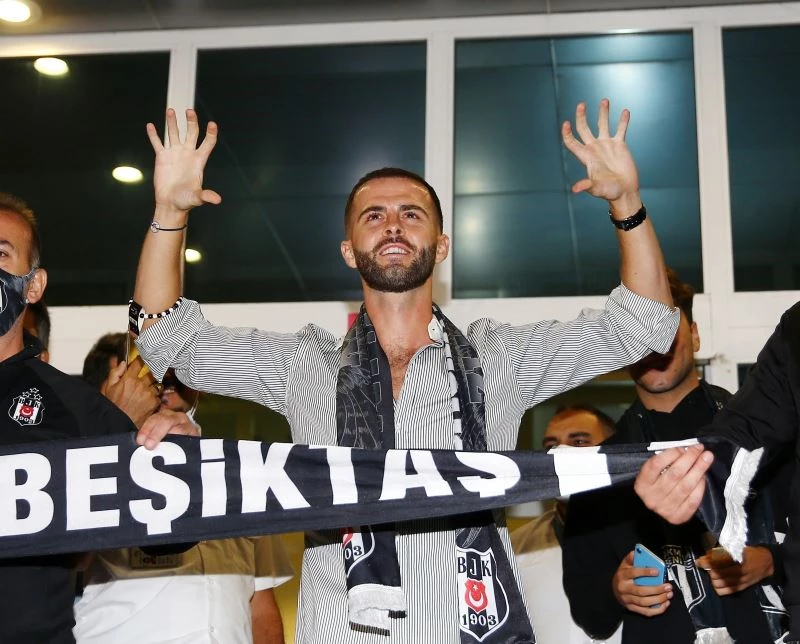 Miralem Pjanic’e taraftarlardan coşkulu karşılama
