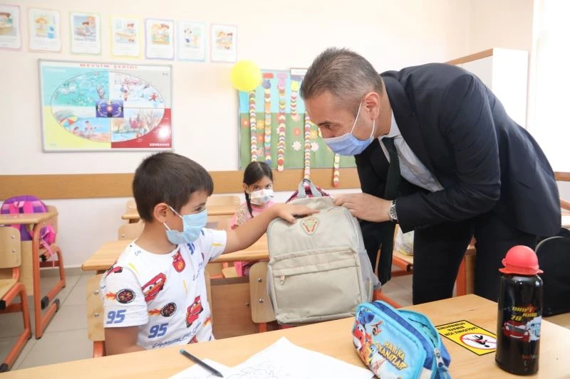 400 yangınzede çocuğa çanta ve kırtasiye desteği
