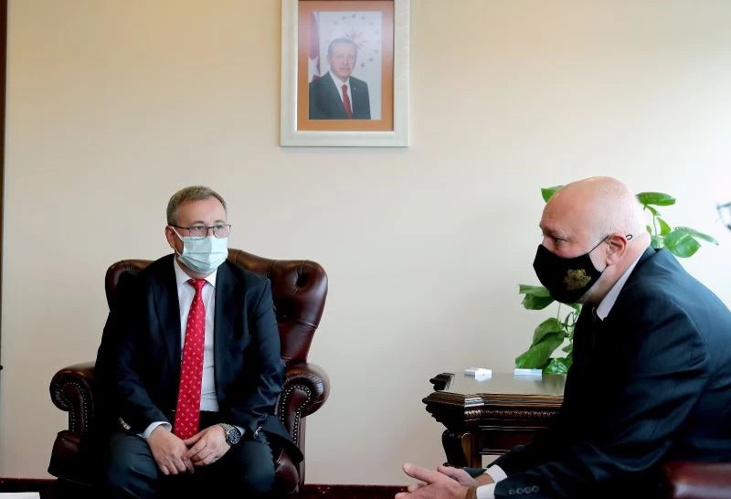 Rektör Tabakoğlu: “Ailemizden birinin Bakanlık görevini üstlenmesi bizi çok mutlu etti”
