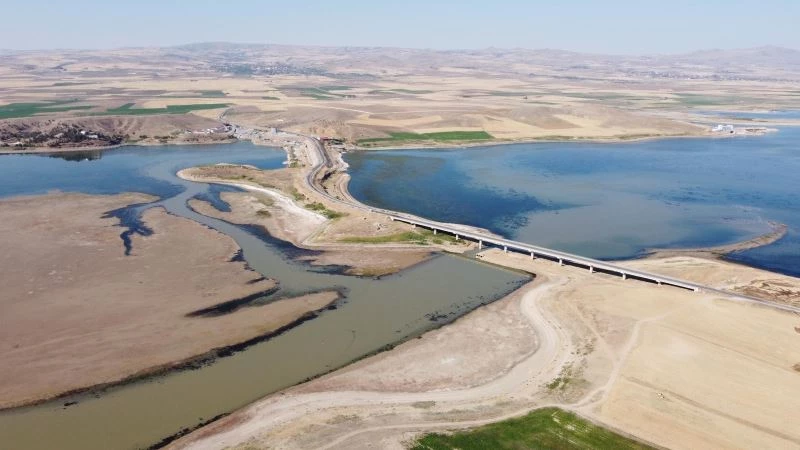 Hirfanlı Barajı’nda sular kuraklığın etkisiyle çekildi
