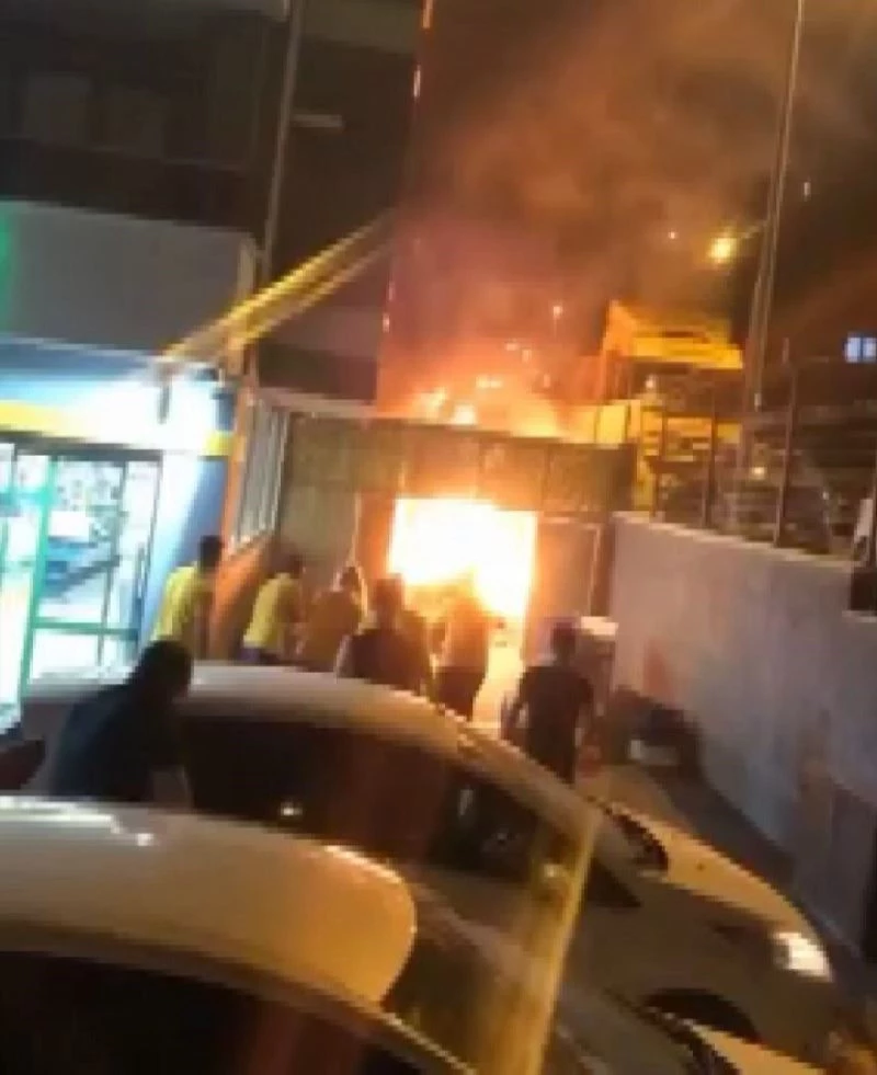 Bursa’da marketin karton deposu saniyeler içinde kül oldu
