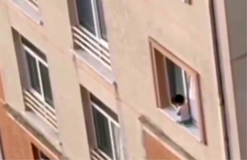 Camdan çıkarak mermerin üzerinde oturan çocuğun tehlikeli oyunu kamerada
