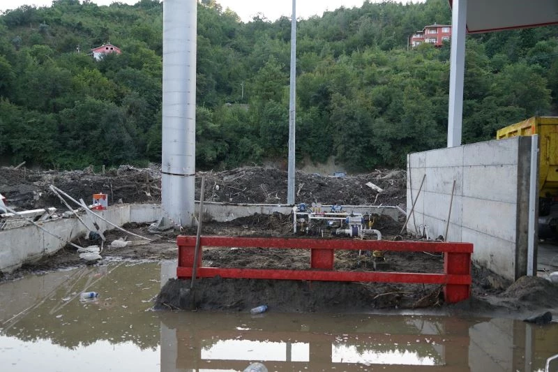 Telefon çalınca yıkılmak üzere olan köprüdeki 200 kişiyi ölümden kurtardı
