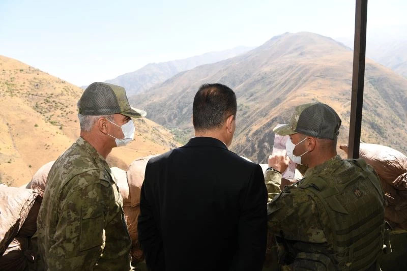 Vali Akbıyık sınır hatlarını ziyaret etti
