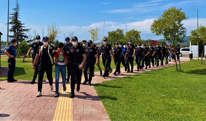 Kınada yakalandılar, düğün günü adliyeye sevk edildiler
