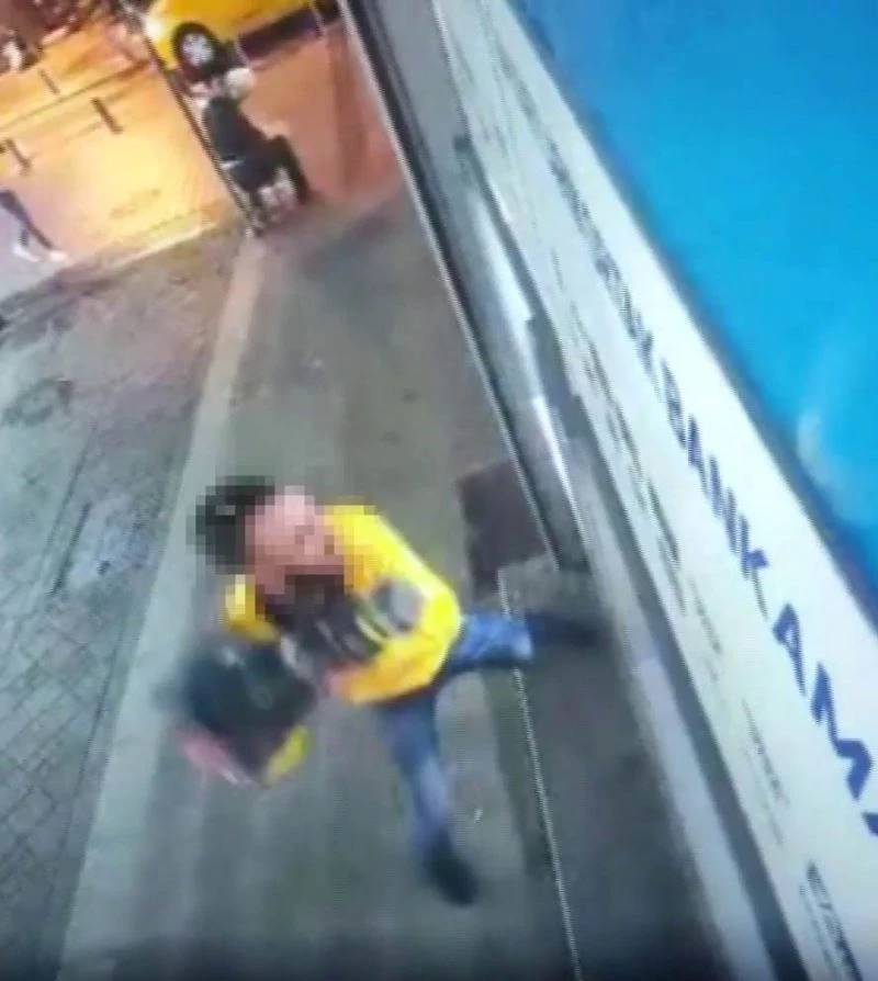 Pendik’te metal dubalı saldırganın ATM’ye saldırdığı anlar kamerada
