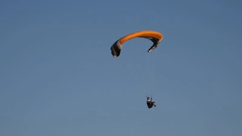 Erciş’te Van Gölü ve Süphan Dağı manzarası yamaç paraşütçülerinin ilgi odağı oldu
