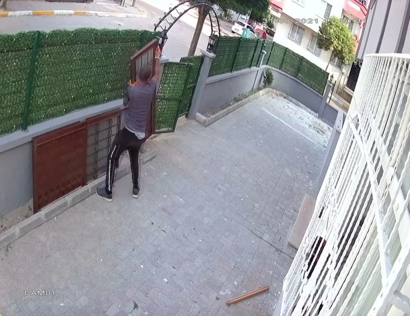 (Özel) Pendik’te çekçekcinin kapı çaldığı anlar kamerada
