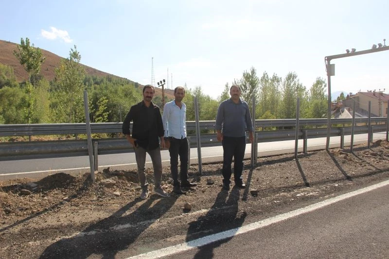 Kaldırılan kavşak ile girişi kapatılan mahalle sakinlerinden tepki
