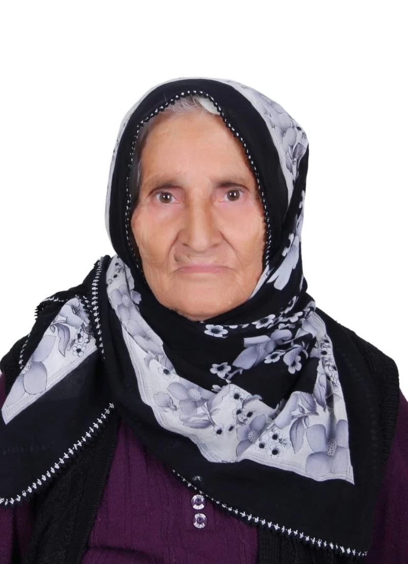 Otomobilin çarparak metrelerce fırlattığı yaşlı kadın hayatını kaybetti
