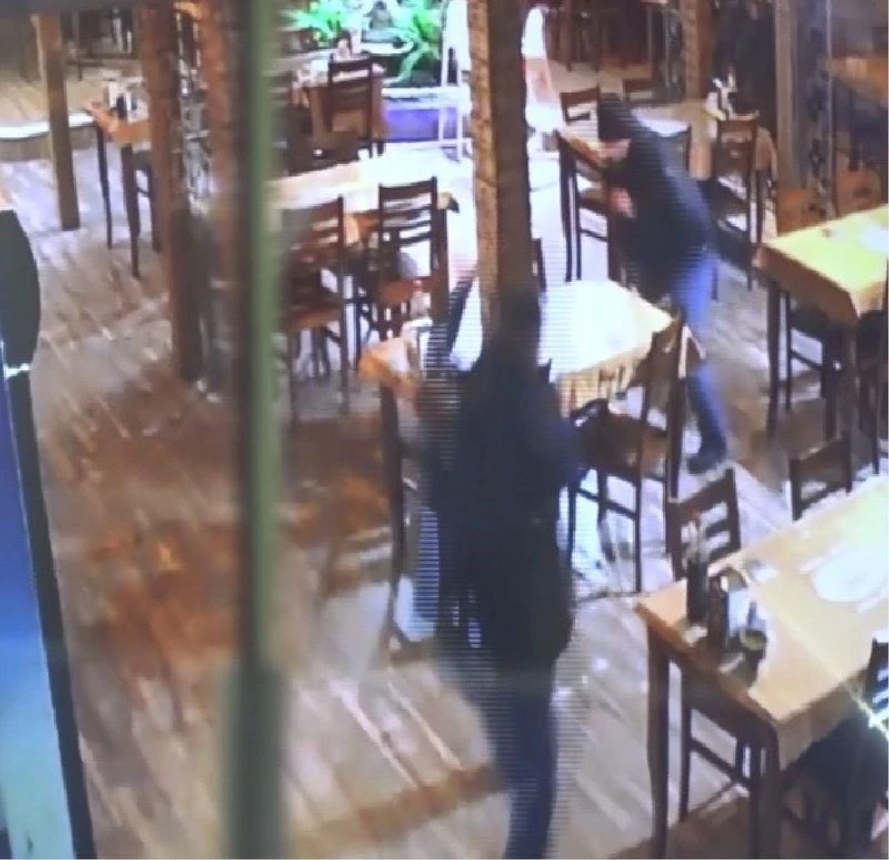 Kafasından vurulan garson öldü
