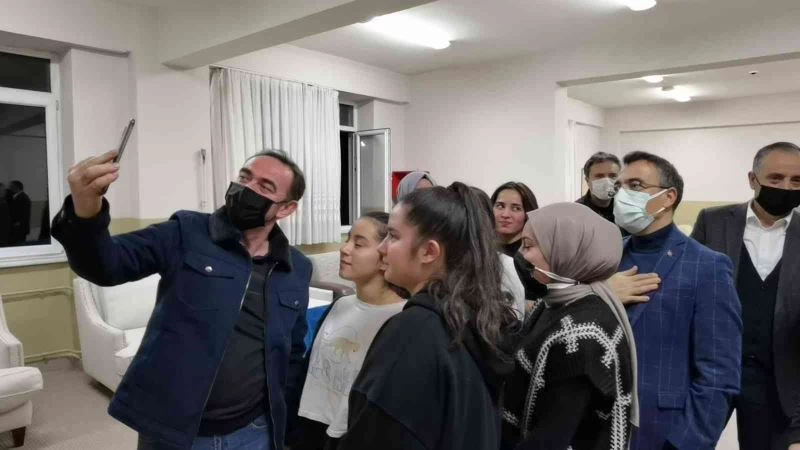 Kaymakam’dan ikiz kardeşlere telekonferansla baba sürprizi
