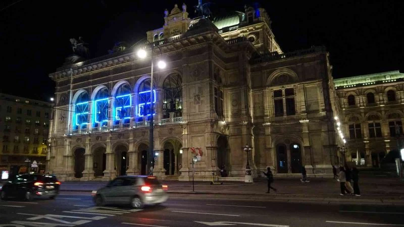 Avusturya’da yılbaşı kutlamalarında maske ve sosyal mesafe unutuldu
