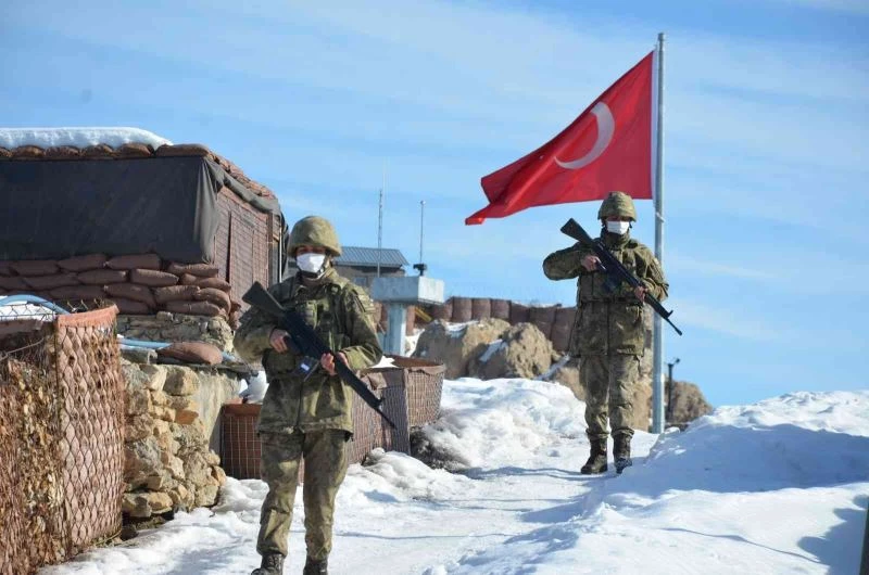 Mehmetçik sınırda ailesiyle görüşerek yeni yıla girdi
