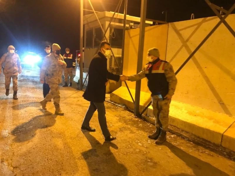 Kaymakam Savar, yılbaşında görev yapan polis ve jandarma ekiplerini ziyaret etti

