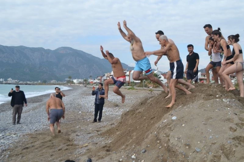 Mersin’de yılın ilk günü denize girme etkinliği bu yılda devam etti
