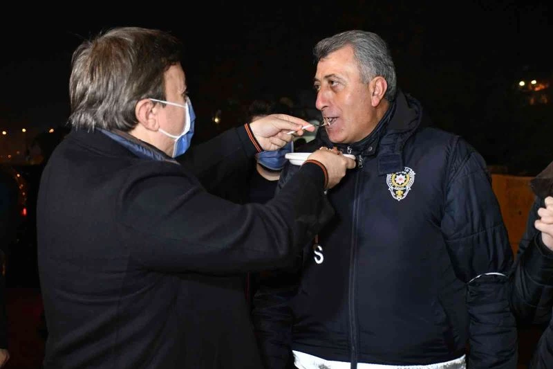 Vali Aydoğdu, polis ve jandarmaya kendi elleriyle baklava ve pasta yedirdi
