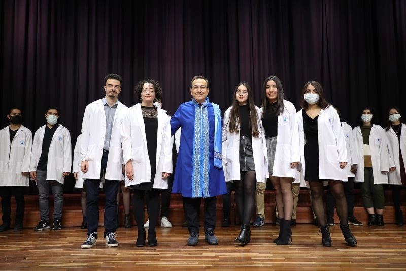 Geleceğin hekimleri beyaz önlüklerini giydi
