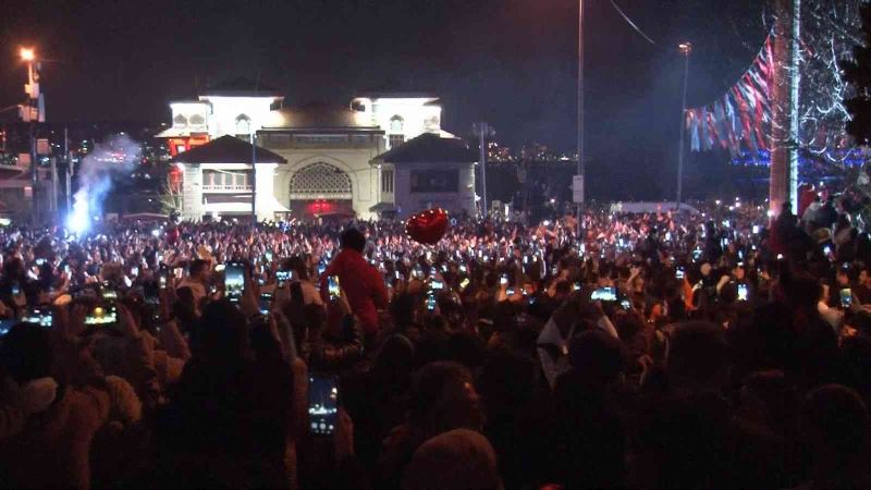Beşiktaş’ta vatandaşlar Edis konseri ile yeni yıla girdi
