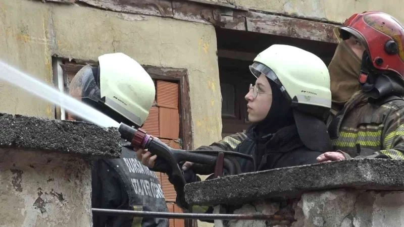 (Özel) Bursa’da madde bağımlılarının yaktığı iddia edilen metruk binayı stajyer öğrenciler söndürdü
