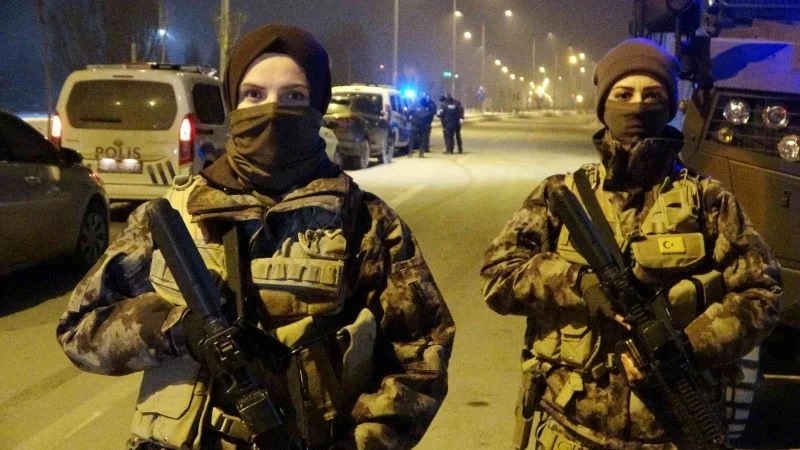 Muş’ta polis ekipleri yeni yıla dondurucu soğukta elleri tetikte girdi
