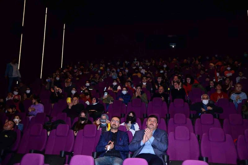 Kahramankazanlı öğrenciler “Kesişme Eren İyi ki Varsın” filmini izledi
