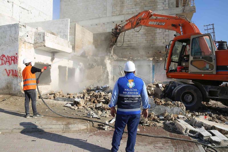 Haliliye’de 80 metruk yapının yıkımı gerçekleştirildi
