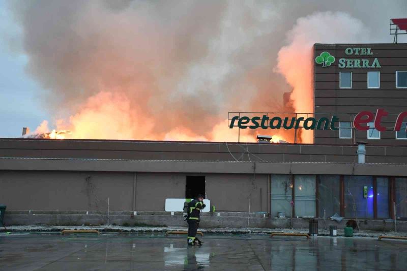 Benzin istasyonunun restoranında çıkan yangın otele sıçradı
