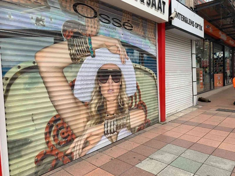 Yeni yılın ilk gününde esnaf kepenk açmadı
