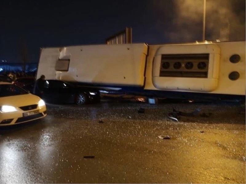 Ankara’da İstanbul yolu Batıkent girişinde, karşı şeride geçip bir aracın üzerine devrilen EGO otobüsüne kendi şeridinde giden araçlar çarptı. Olay yerine sağlık ekipleri sevk edildi.
