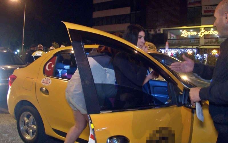 Uygulamaya takılan taksideki genç kız ile polisin ‘sabır’ sınavı

