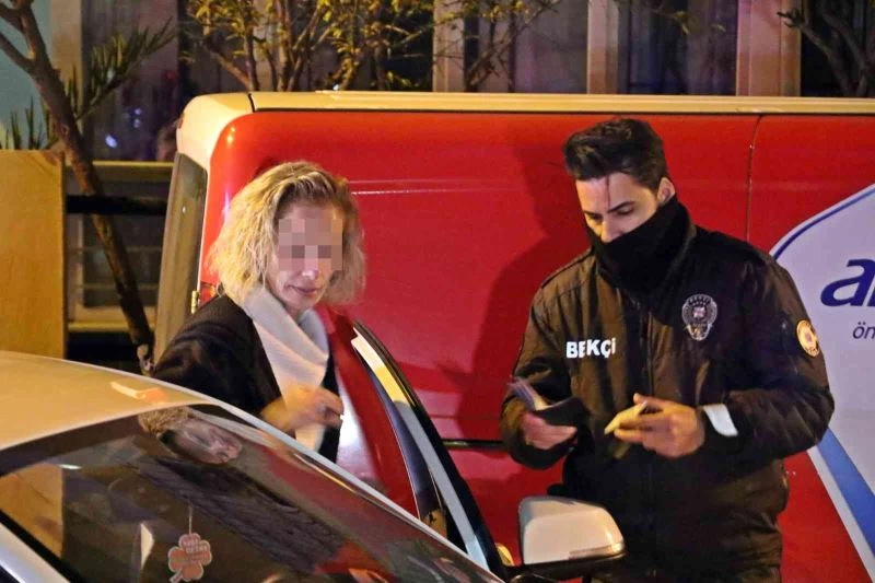 Otomobiliyle sitenin duvarına giren ’nezaketli’ alkollü sürücüden, üst üste özeleştiriler
