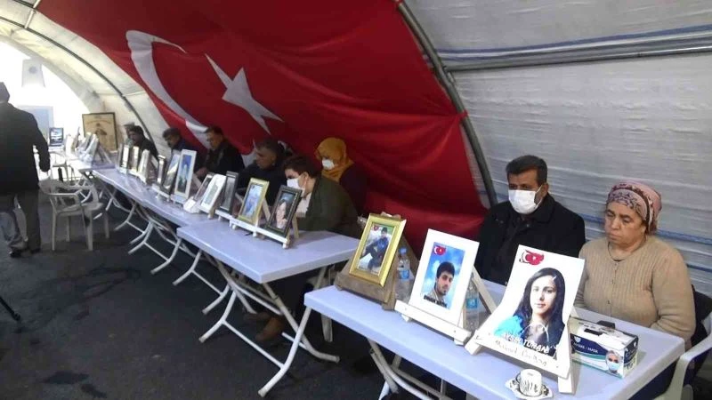 Evlat nöbetindeki aileler, çocuklarına kavuşmak için 2022 yılının ilk gününe buruk girdi
