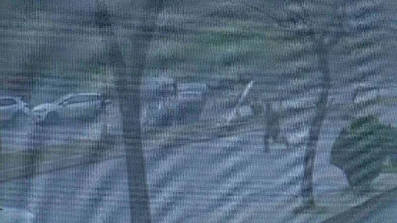 Ümraniye’de kaygan zeminde ağaç ve direğe çarpıp yola savruldu
