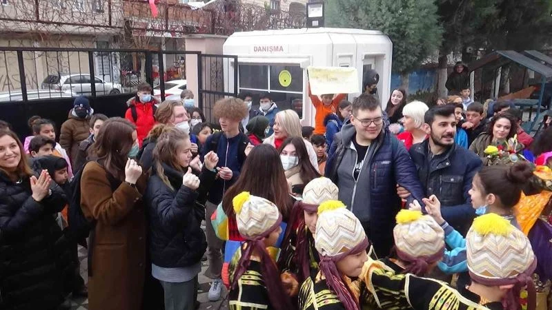 Yabancı öğrenciler halay çekti çifte telli oynadı
