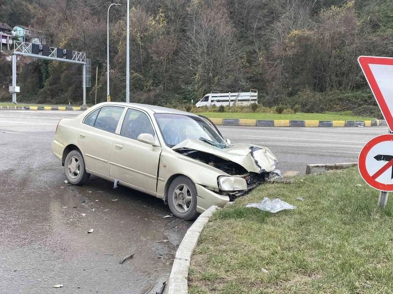 Yoldaki refüje çarparak durabildi: 2 yaralı
