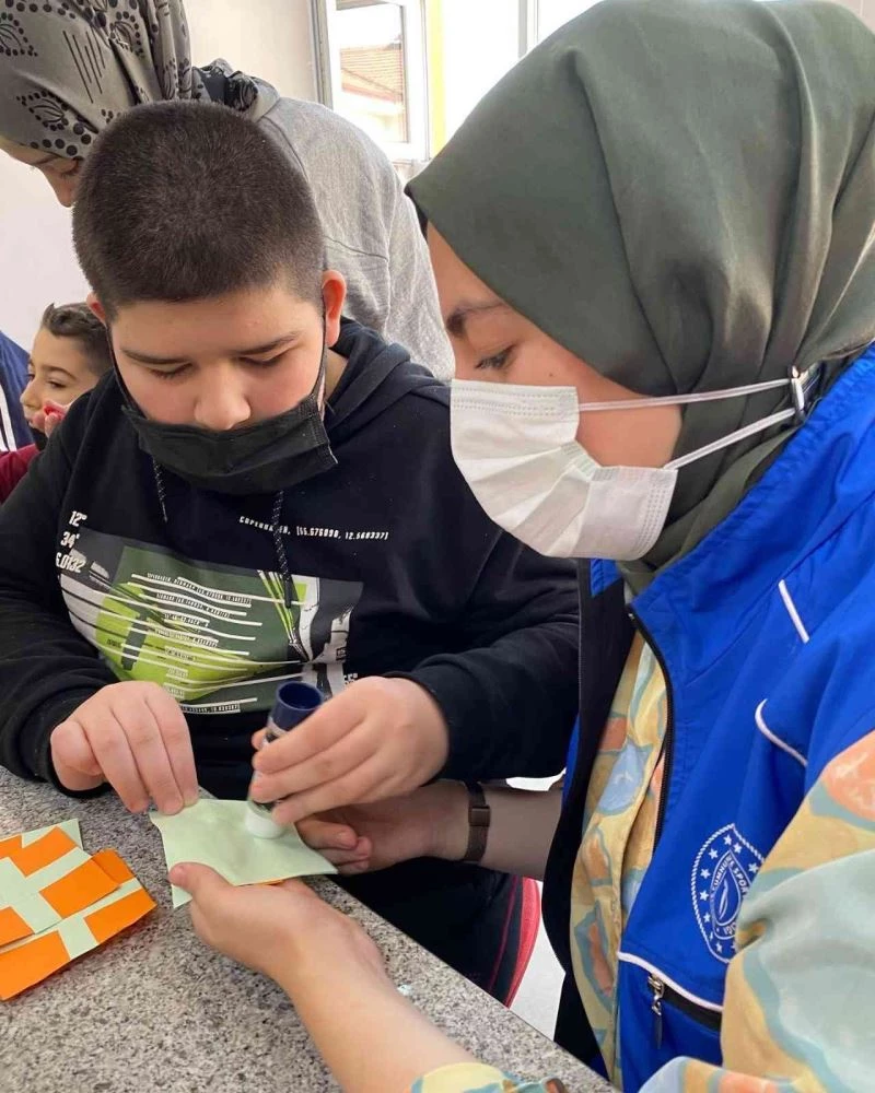 Özel bireylerle özel kartondan evler yapıldı
