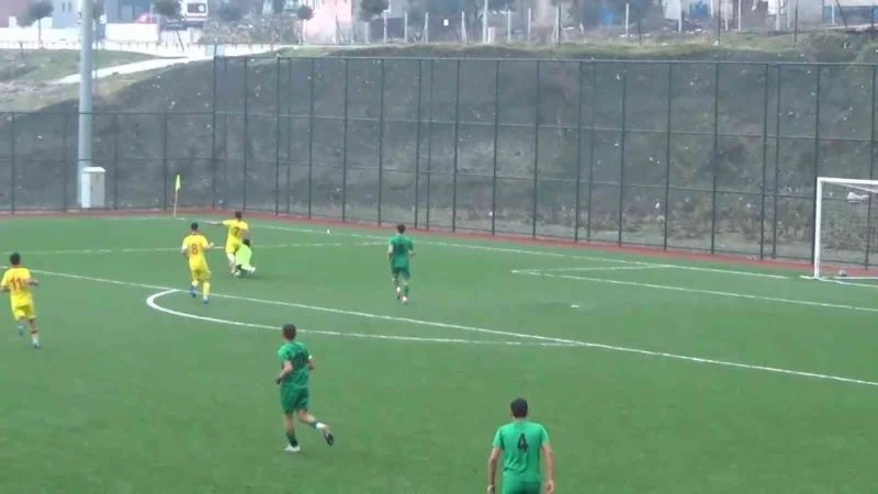 Rakiple çarpışan kalecinin kaburgası çatladı
