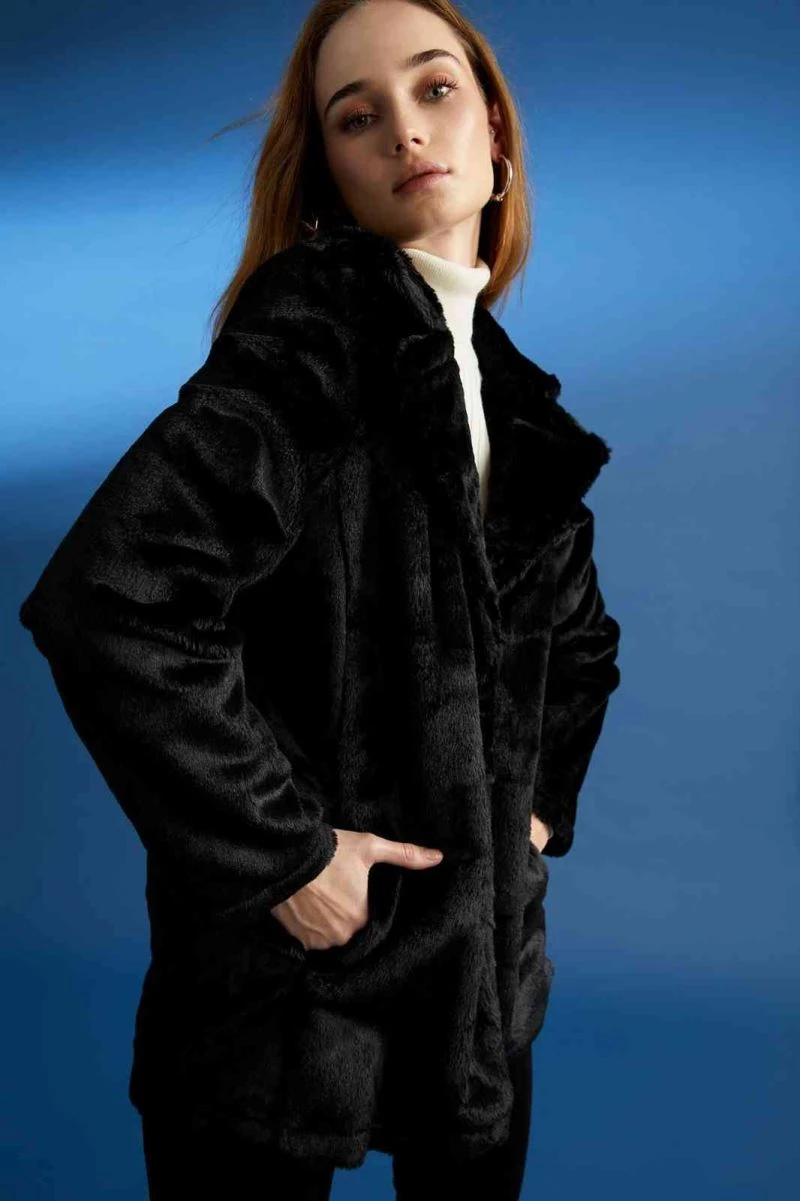 Peluş montlar raflarda yerini aldı
