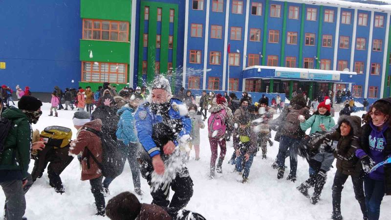 Polislerle öğrencilerin kar topu savaşı
