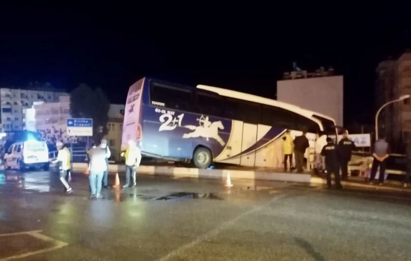 Kaza yapan otobüs köprüde askıda kaldı:2 hafif yaralı
