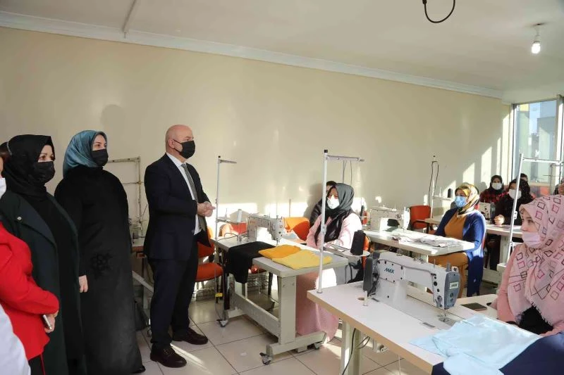 KİGEM ile hem öğreniyor hem de aile ekonomisine katkı sağlıyorlar
