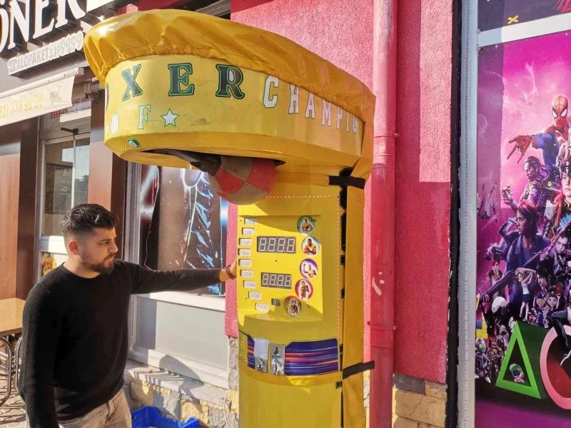 Boks makinesinden hırsızlık yaptılar
