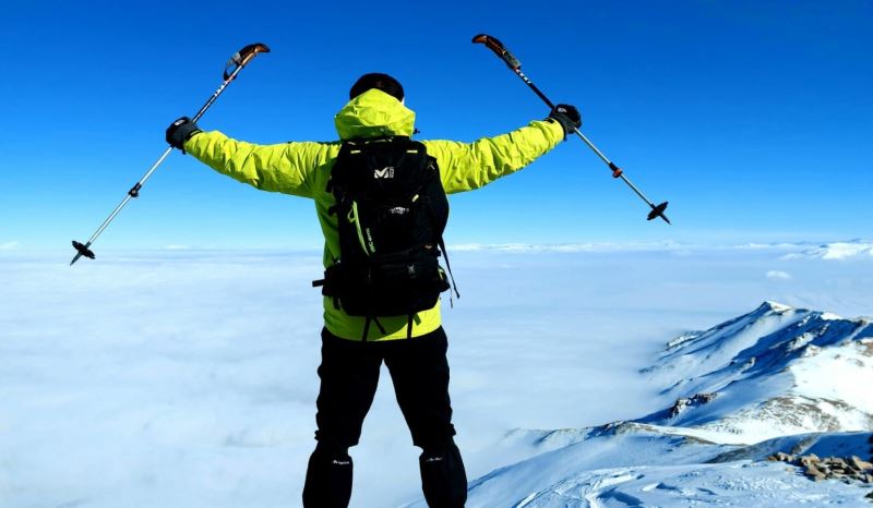 Kar ve sisle kaplı 3 bin 537 rakımlı Artos Dağı’na tırmandılar
