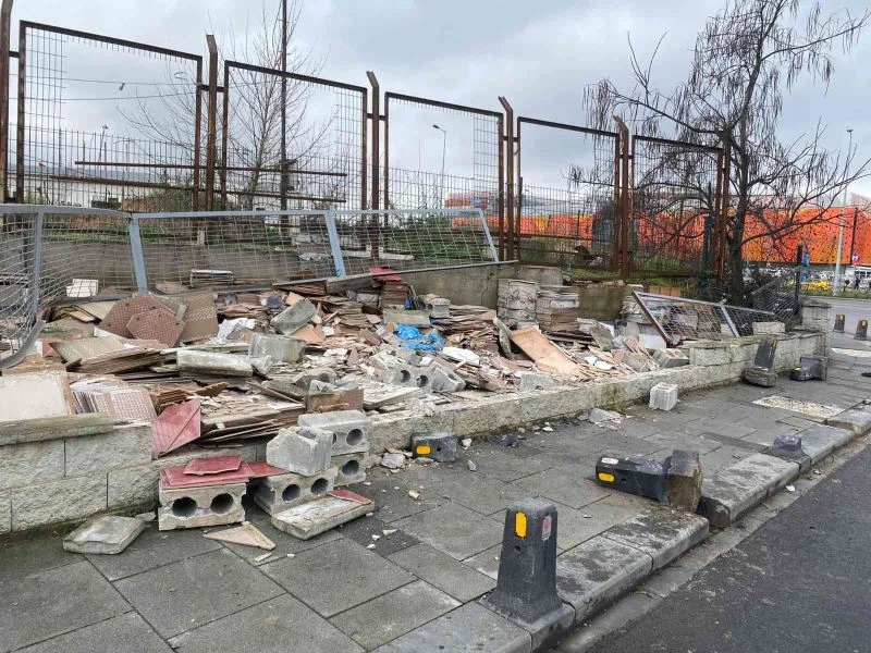 Çekmeköy’de İETT otobüsü durağa daldı
