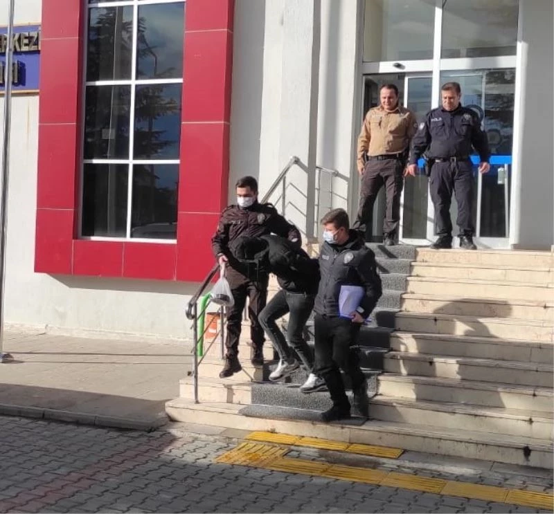 Girdiği evde ne bulduysa çaldı
