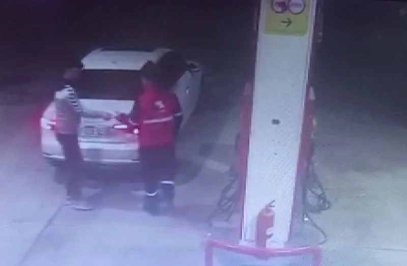 Çanakkale’de 5 kişinin feci şekilde öldüğü kazadan hemen önce otomobilin petrol istasyonundan yakıt alma görüntüleri ortaya çıktı
