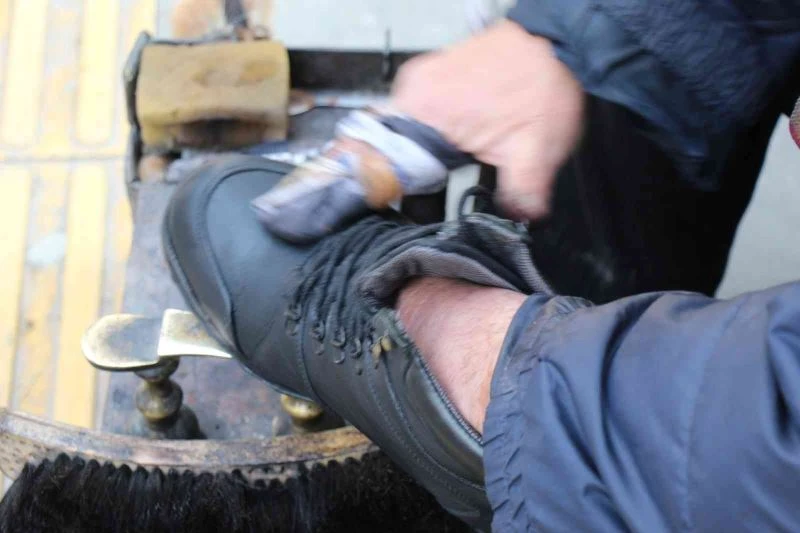 Mardinli ayakkabı boyacısı, dayısından öğrendiği mesleği 47 yıldır aşkla yapıyor
